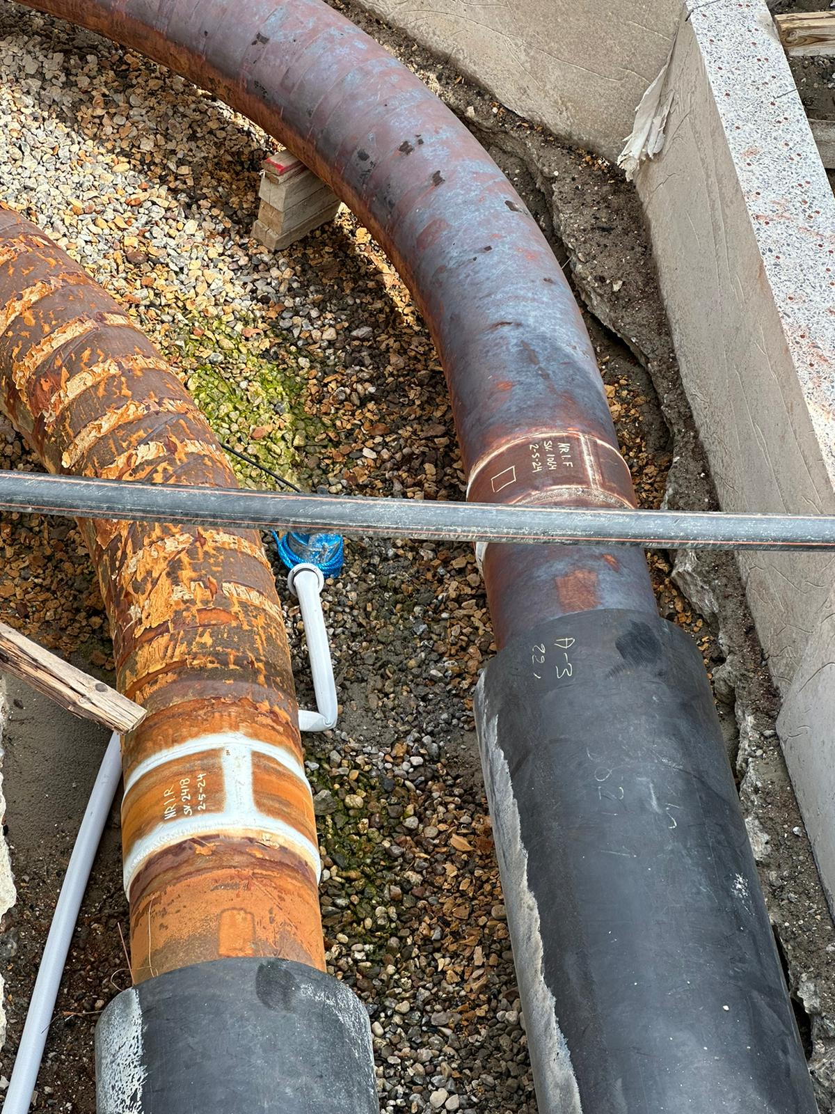 Præisoleret fjernvarmerør i grav med ny coating