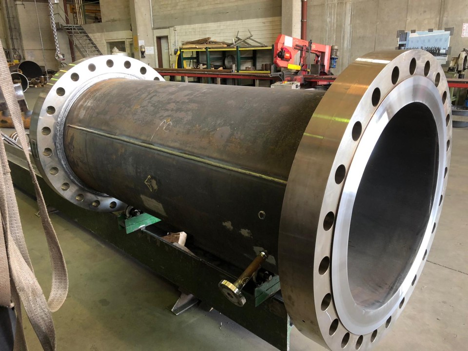 DN800-spoolpipe med påsvejste specialflanger opspændt i værkstedet